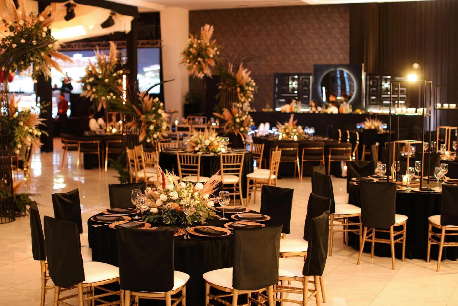 Montaje negro y dorado